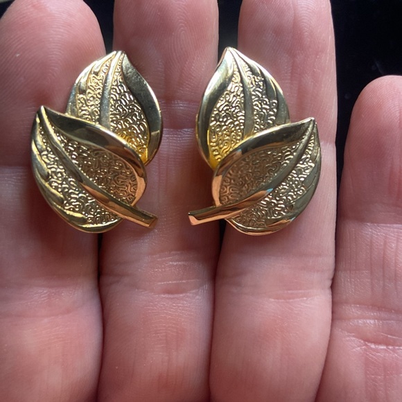 2 Pairs of Clip On Earrings Gold Leaves & White Flowers - Picture 7 of 9